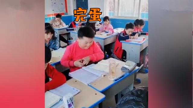 小男生用杯盖当镜子给头发“做造型”火了，网友：快让他进演艺圈