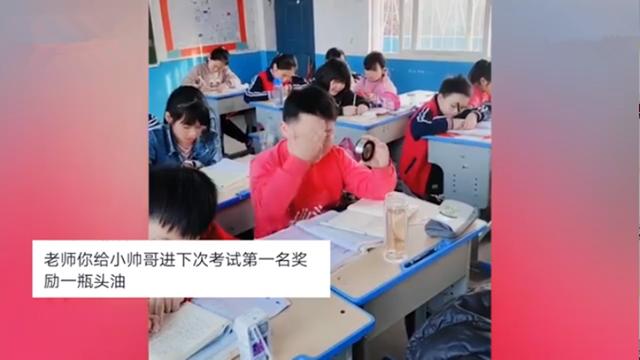 小男生用杯盖当镜子给头发“做造型”火了，网友：快让他进演艺圈