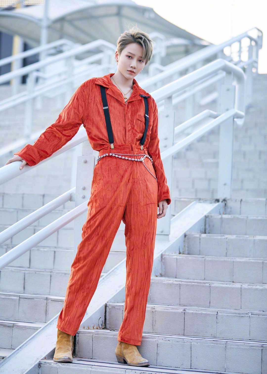 马伊琍的高级感一般人学不来，穿丝绒连体裤优雅高级，时髦大气