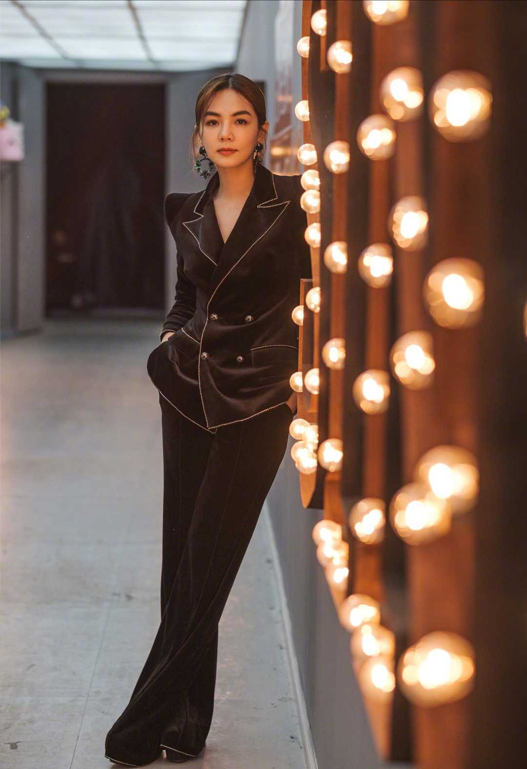 马伊琍的高级感一般人学不来，穿丝绒连体裤优雅高级，时髦大气