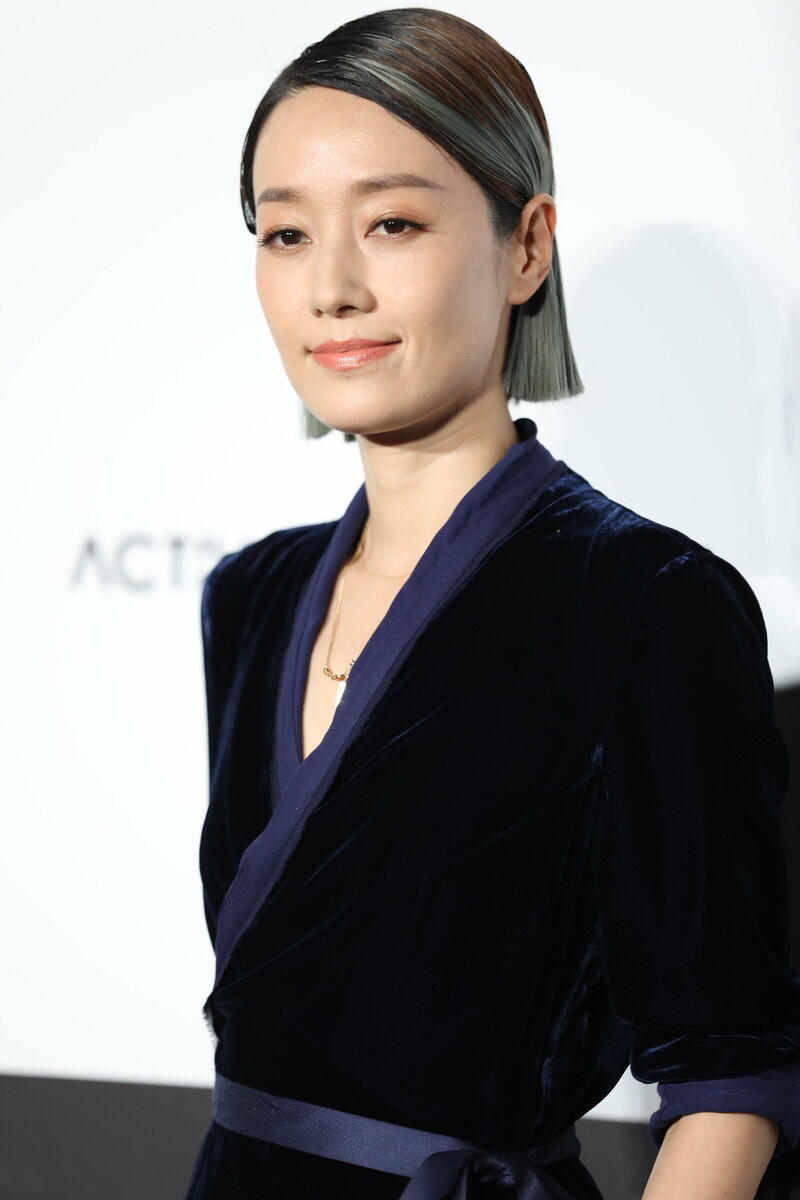 马伊琍的高级感一般人学不来，穿丝绒连体裤优雅高级，时髦大气