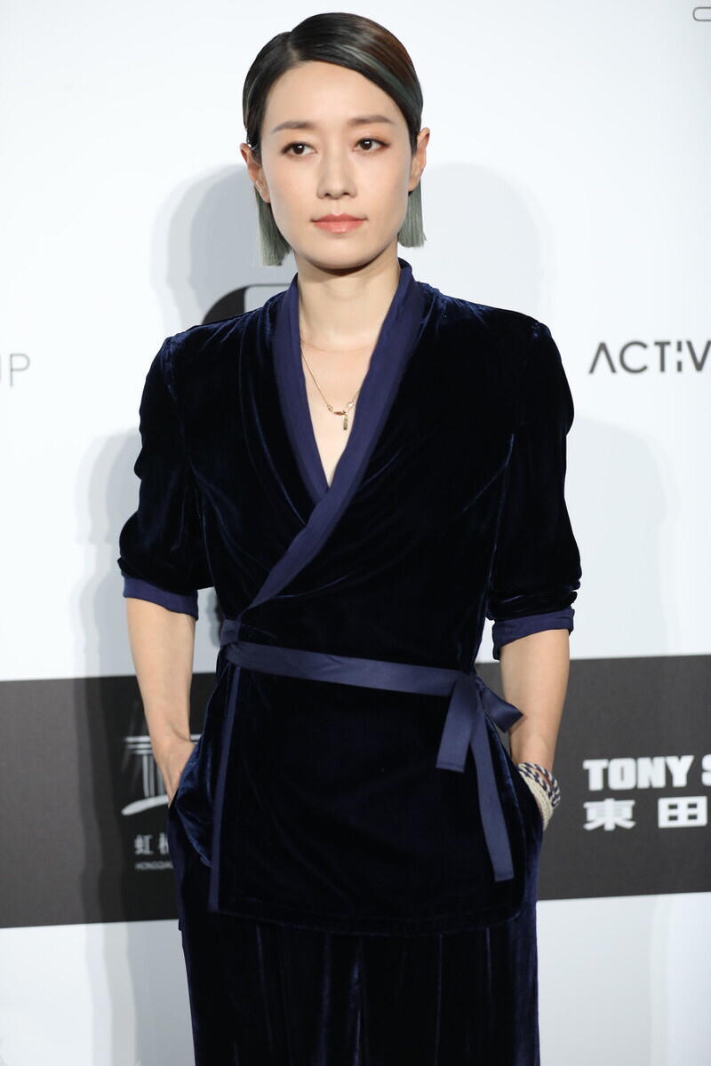 马伊琍的高级感一般人学不来，穿丝绒连体裤优雅高级，时髦大气