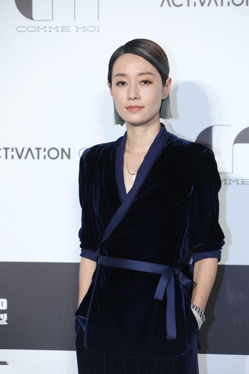 马伊琍的高级感一般人学不来，穿丝绒连体裤优雅高级，时髦大气