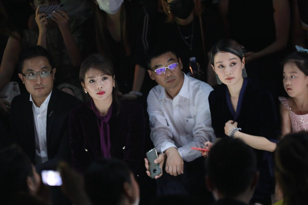 马伊琍的高级感一般人学不来，穿丝绒连体裤优雅高级，时髦大气