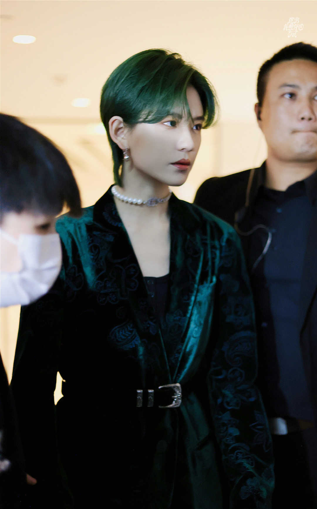 马伊琍的高级感一般人学不来，穿丝绒连体裤优雅高级，时髦大气