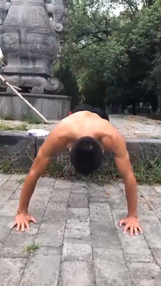 初中生里的肌肉男，年纪轻轻块头不小_新浪新闻