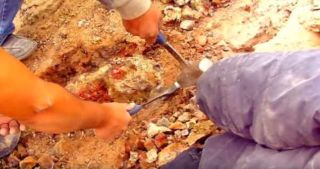 墨西哥工人在乱石堆中挖出“石头”，专家鉴定后称是稀有宝贝