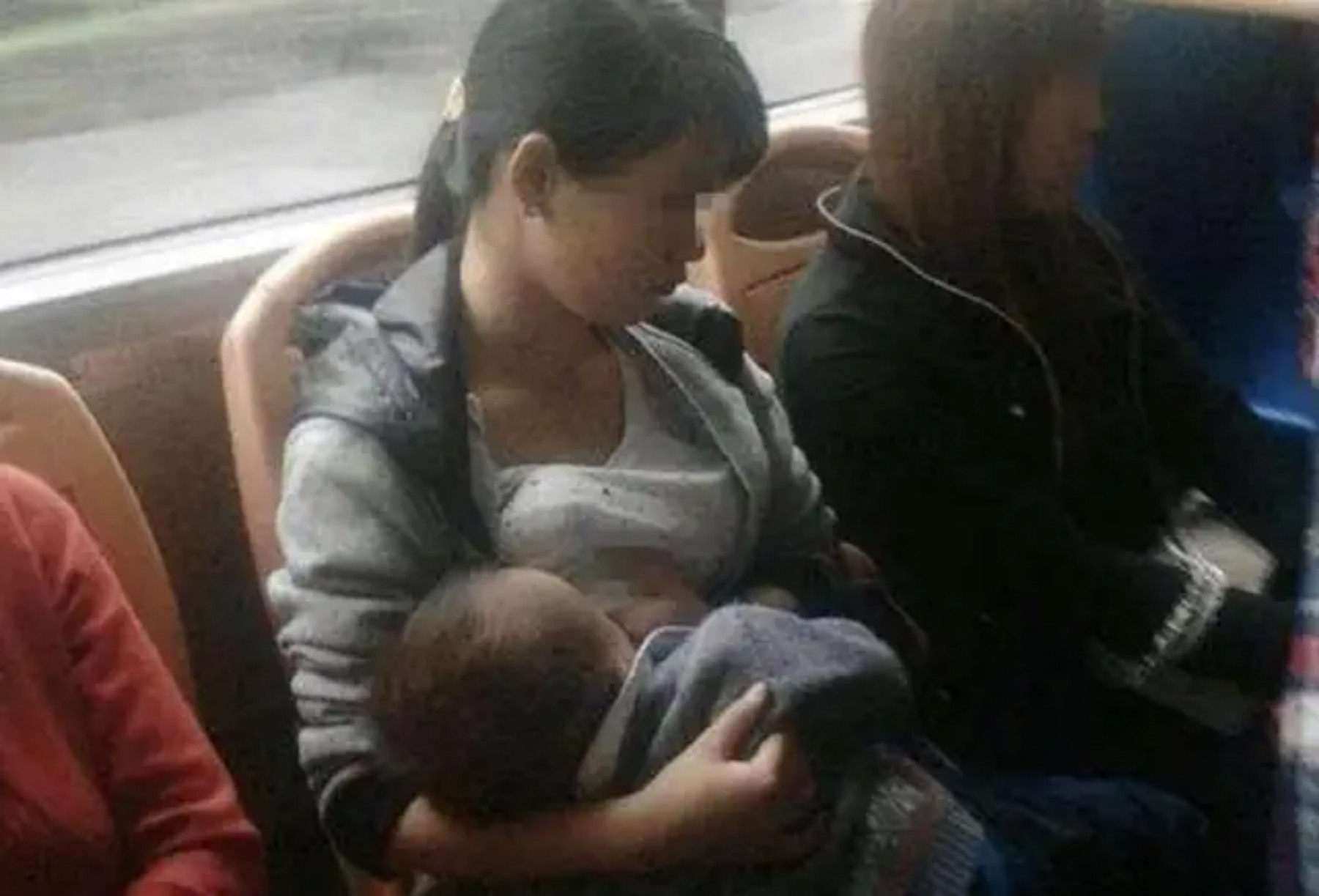 年轻妈妈公交车上哺乳，被大爷指责“不要脸”，宝妈的回复很给力