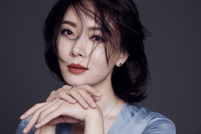 陈数罕晒12岁养女照片,为继子放弃生育,48岁富豪老公气质超然 陈数罕晒12岁养女照片,为继子放弃生育,48岁富豪老公气质超然