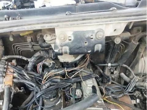 汽车发动机刚启动就发出奇怪的噪音,过了一会儿就消失了