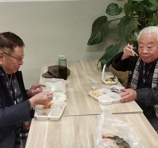 西游记演员罕露面，81岁朱龙广老年斑明显，与关云阶互动显生分