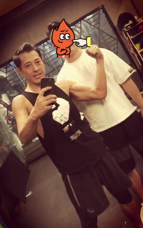 忽略显老态的皱纹,吕颂贤的身材保持得相当不错.