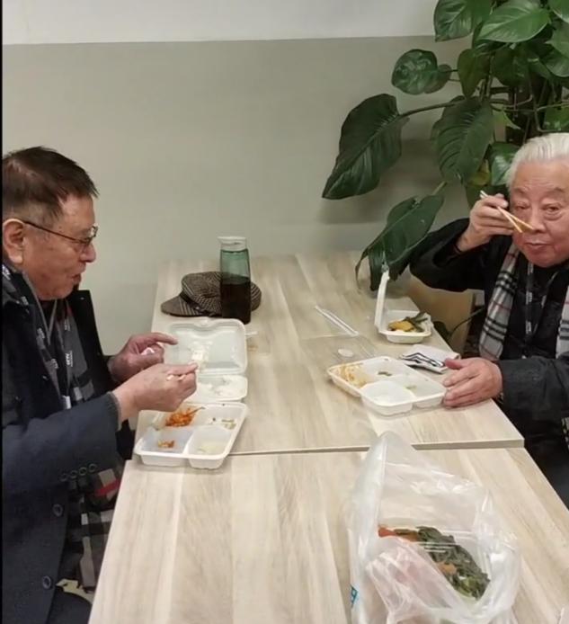 西游记演员罕露面，81岁朱龙广老年斑明显，与关云阶互动显生分