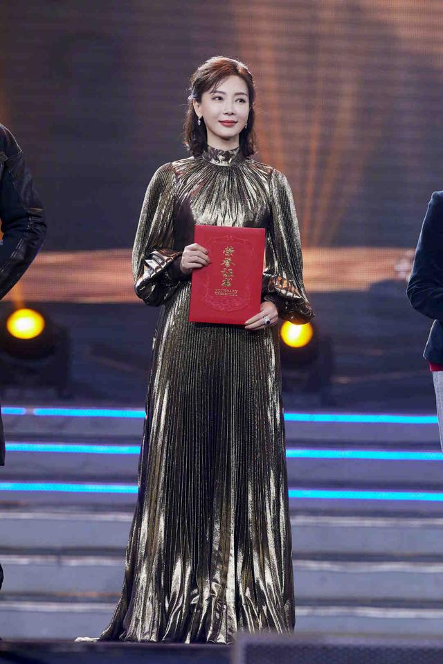 陈数罕晒12岁养女照片,为继子放弃生育,48岁富豪老公气质超然 陈数罕晒12岁养女照片,为继子放弃生育,48岁富豪老公气质超然