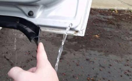 车上这3个小孔不起眼,但是一定要清理,不然再好车也锈成铁架子