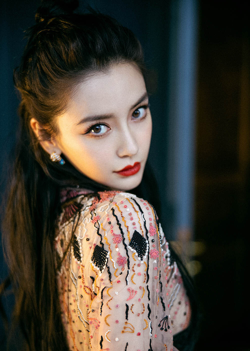 的身姿显现,美人与金鱼相遇,粼粼波光间baby眼神迷离,释放高冷性感