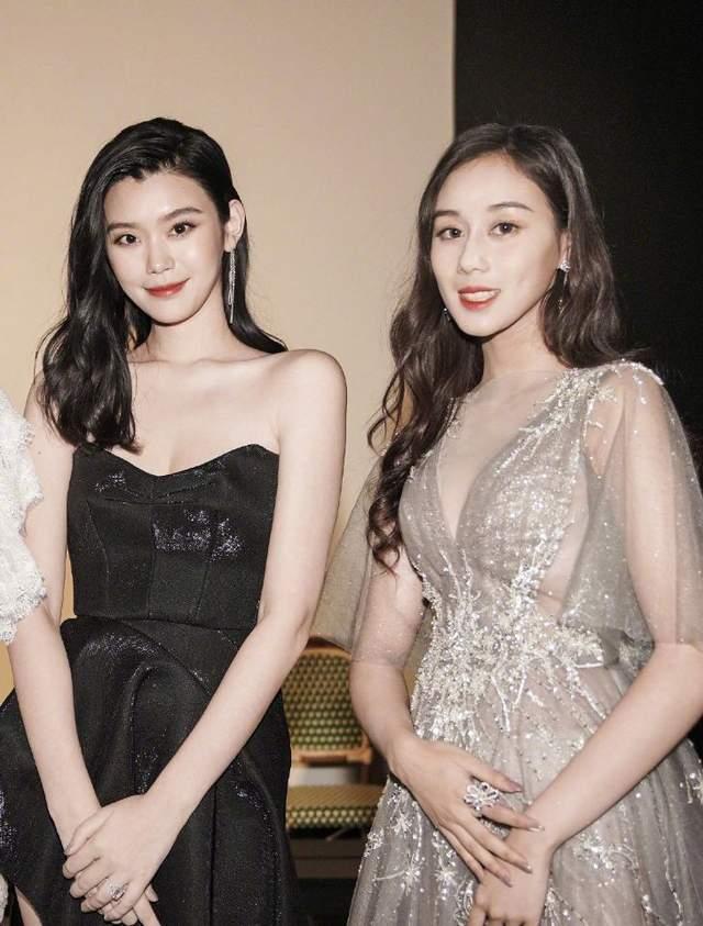 21岁何超欣同框奚梦瑶,撞脸利智太丰满,比大10岁嫂嫂还显老