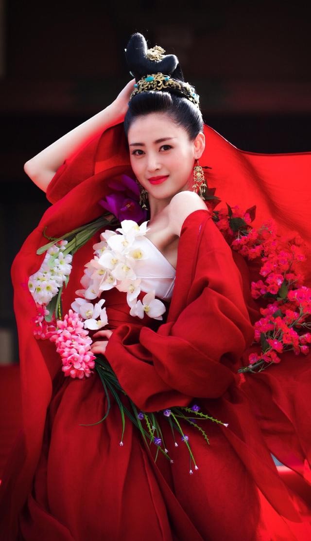 张天爱古装照反响强烈被赞国民老公性感太子妃硬气蜕变
