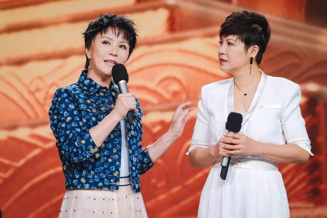 著名歌手林萍晒近照51岁穿吊带挺时髦出场太有年代感了