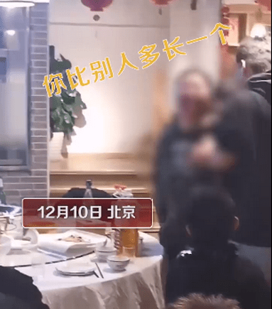 女子上厕所遭男童强行开门,上前理论遭男童母