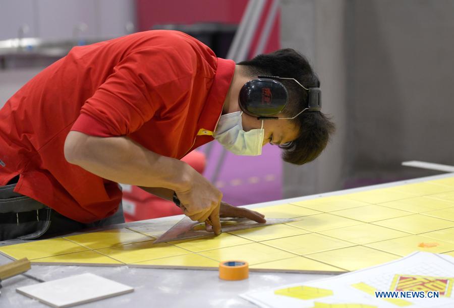 A contestant competes during the first vocational skills competition in Guangzhou, south China's Guangdong Province, Dec. 10, 2020. The competition, running from Thursday to Sunday, will see over 2,500 contestants taking part in 86 catogories of contests. (Xinhua/Lu Hanxin)