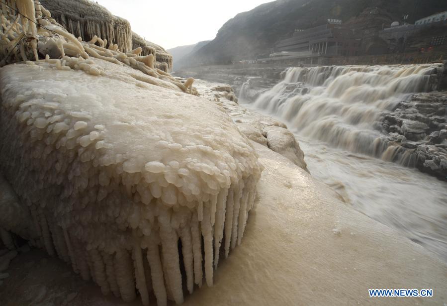 Photo taken on Dec. 9, 2020 shows the winter scenery of the Hukou Waterfall scenic spot in Jixian County, north China's Shanxi Province. The Hukou waterfall is located on the border area between north China's Shanxi and northwest China's Shaanxi provinces. (Photo by Lyu Guiming/Xinhua)