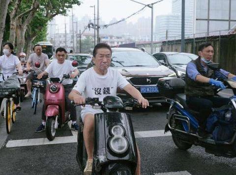 电动车管理严格，路权被占还要限行，穷人出行怎么办？