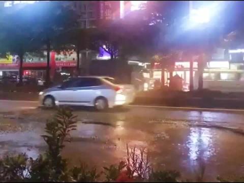 汽车：实拍子母连环坑，百万奔驰“躺了”，大卡玩起了蹦蹦床