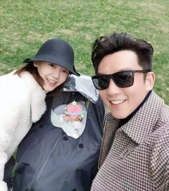 郑恺苗苗一家三口合照,四肢纤细产后恢复迅速,女儿正脸首次曝光