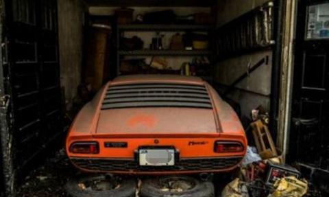 小伙察觉到老旧仓库里面有异常，打开一看，整个人都没办法淡定了