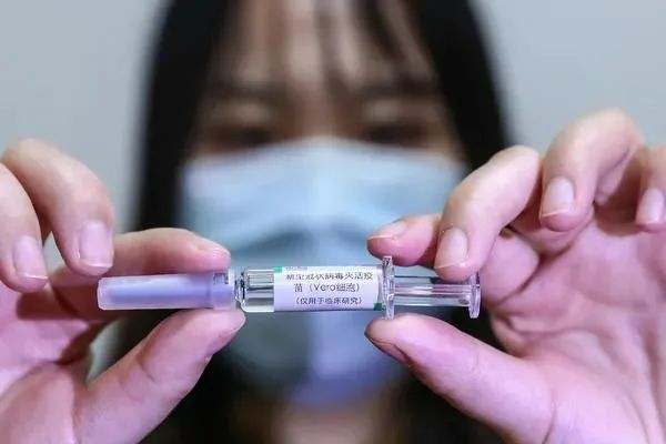 ▲资料图片:事情职员在国药团体中国生物新冠疫苗出产基地展示新型冠状病毒灭活疫苗样品。新华社发