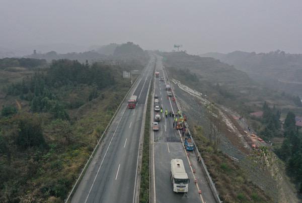 　　今年 6 月，因连续暴雨，张南高速东往西方向 K17+800 处发生地质灾害引起边坡滑动、路面沉陷等情况，张家界西至永定互通路段紧急封闭，开始抢修施工作业。期间，张家界西至桑植高速通行需绕行教子垭收费站，给司乘人员造成不便。施工作业以来，分公司相关单位始终坚守在张南高速公路东往西方向 K17+800 地质灾害处修复工程的一线岗位，全力抢修，克服了长期雨季等不利因素影响，按时保质完成这项工作。