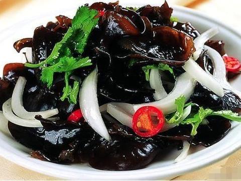 美食精选：丝袜奶茶，笋干巴骨肉，红豆绿豆粥，洋葱拌小黑木耳