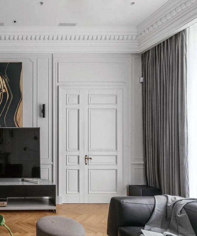 客厅电视墙在边框造型基础,两侧边框造型加入隐形门,中间布置电视柜与