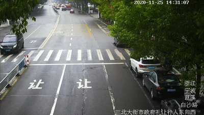 下面来看看这次又有哪些车主   在不礼让斑马线