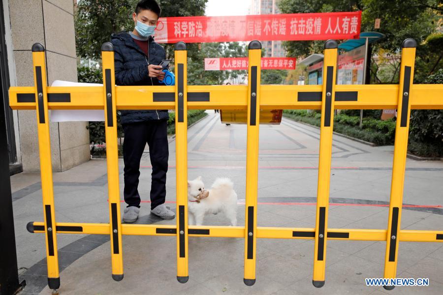 A resident waits for deliveryman who will bring him the daily necessities he bought online at a community in Pidu District of Chengdu, southwest China's Sichuan Province, Dec. 11, 2020. By 6 p.m. Friday, Chengdu, capital of Sichuan Province, had reported 10 confirmed COVID-19 cases and two asymptomatic cases in the recent emergence of the epidemic, said Xie Qiang, director of the municipal health commission. Parts of a residential compound in Chengdu's Pidu District were classified as medium-risk areas for COVID-19 starting from 9 p.m. on Thursday. (Xinhua/Shen Bohan)