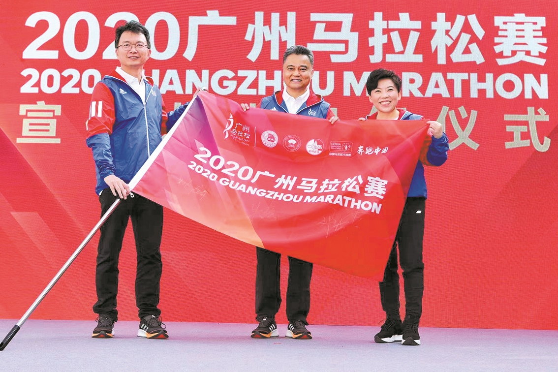 姚麟、朱宏、邓亚萍（从左到右） 组委会供图