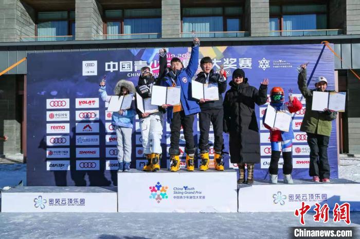 获奖小选手中国青少年滑雪大奖赛官方提供