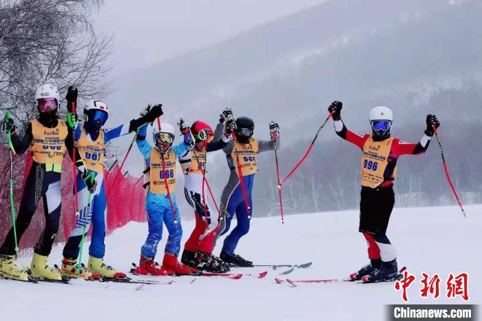 小选手们欢呼完赛中国青少年滑雪大奖赛官方提供