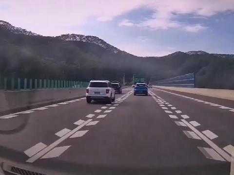 实拍：第一反应以为着火了，原来自带武器，这是烧机油了吧