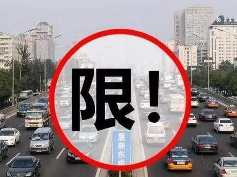 上海对外地车辆实施限行,仍然还是很堵,就连停车位也被抢光了