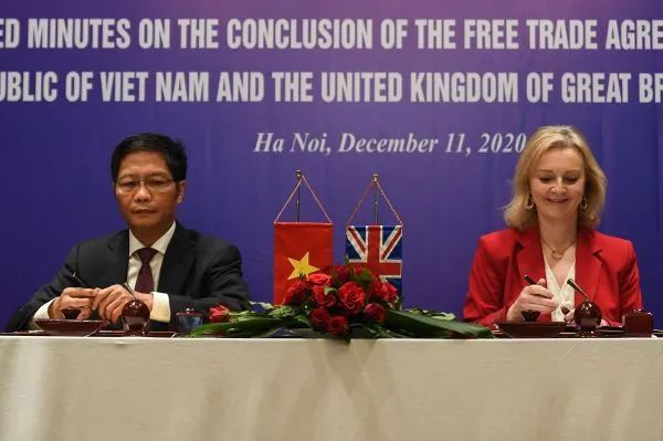 ▲越英兩國貿(mào)易部長11日在河內(nèi)就自貿(mào)協(xié)議發(fā)表聲明(路透社)