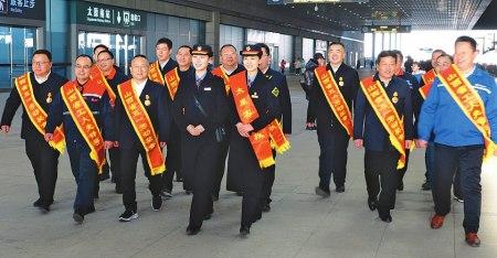 郑太高铁山西段建设受表彰的先进单位和个人代表,他们是郑太高铁开通的有功之臣。 本报记者刘通摄