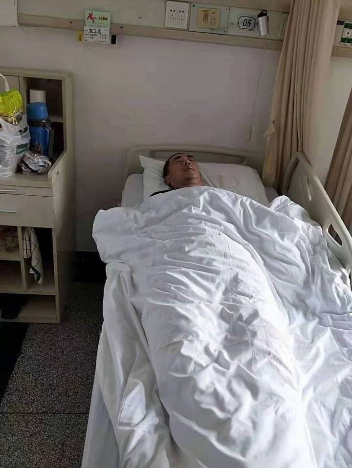 宋玉武住進(jìn)兩人間病房,妻子可在病房內(nèi)全程陪護(hù)。受訪者提供