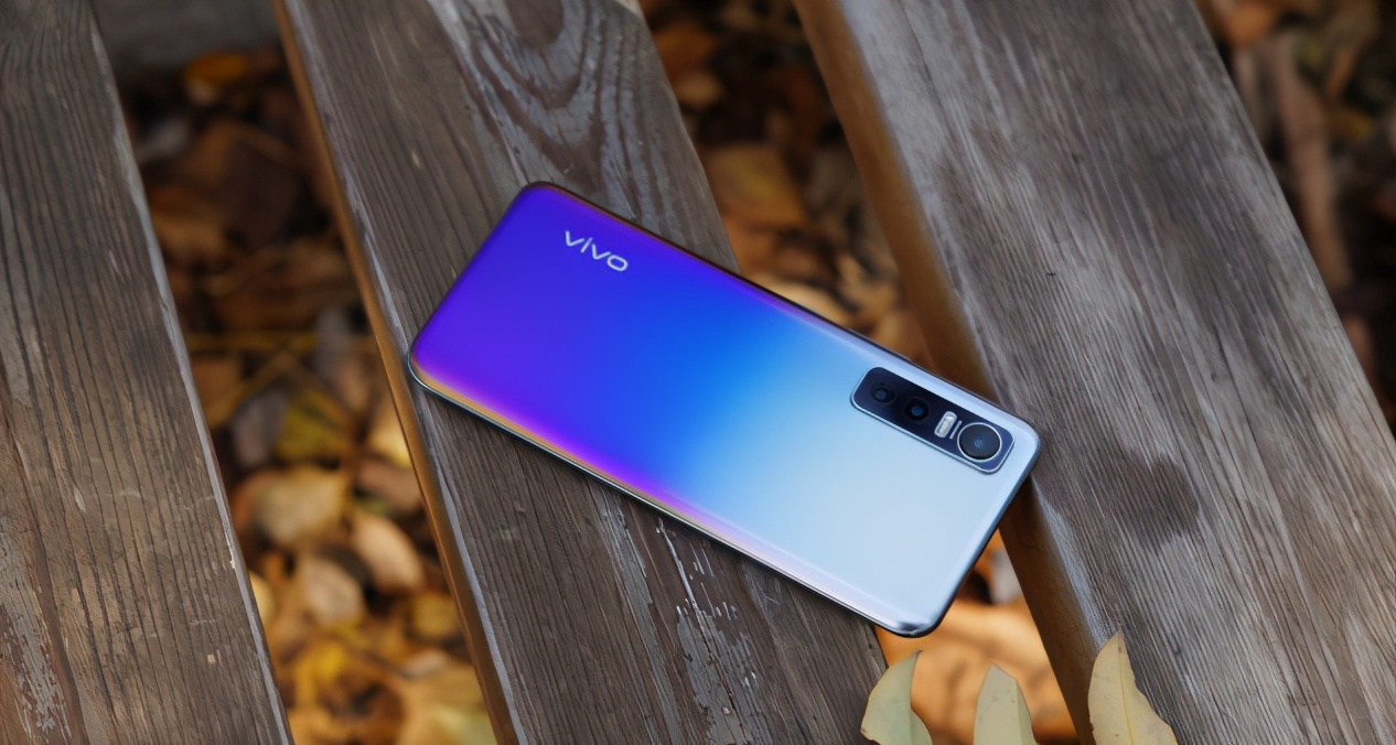 vivos7充电口图片,vivo充电接口图片 三款两千价位机型同框你就能了解vivos7e究竟如何了
