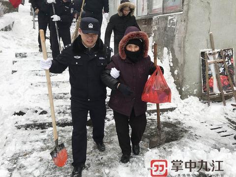 风雪中为游客保驾护航