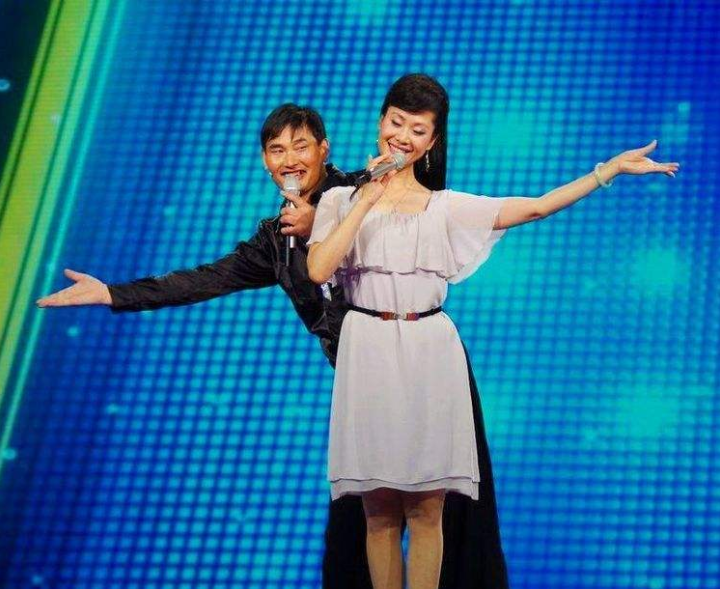 歌手于文华女儿已成年,长发飘飘穿红衬衫,24岁李思妤清纯极了