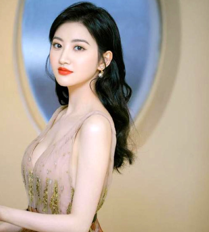 比景甜还难红?17岁入行,曾搭档胡歌演情侣,出演38次女