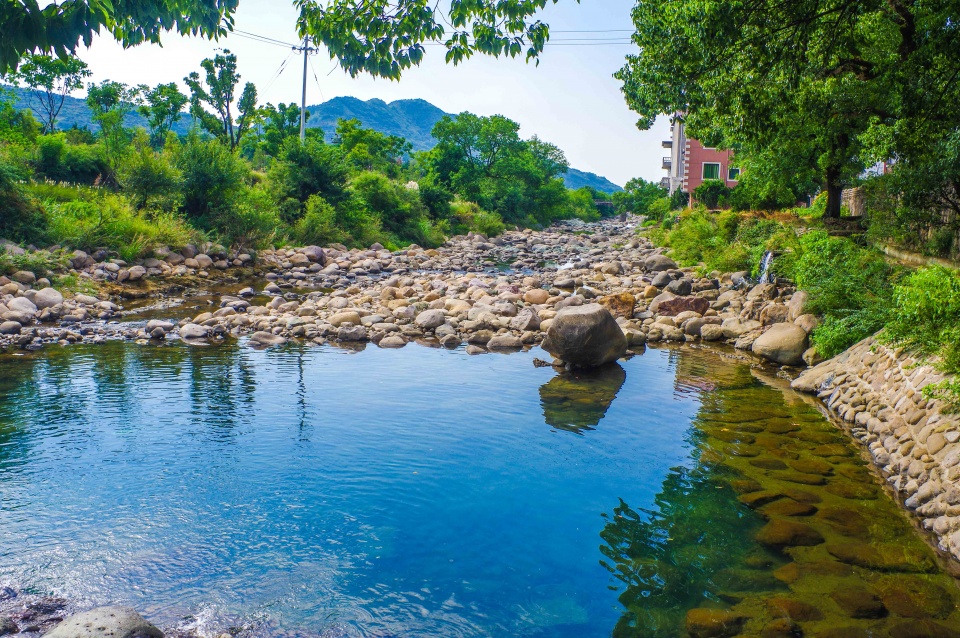 坎底村地处浙江省衢州市柯城区石梁镇,在衢城西
