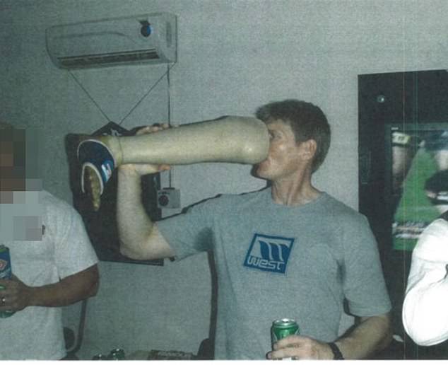 澳军“假肢当酒杯”当事人退役 称愿意承担全部